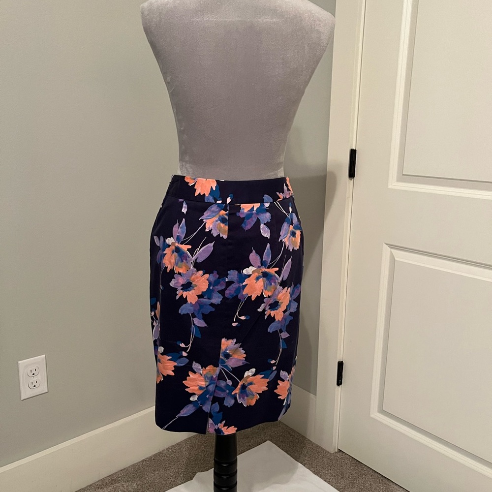 Limited brand floral skirt with pockets!!!